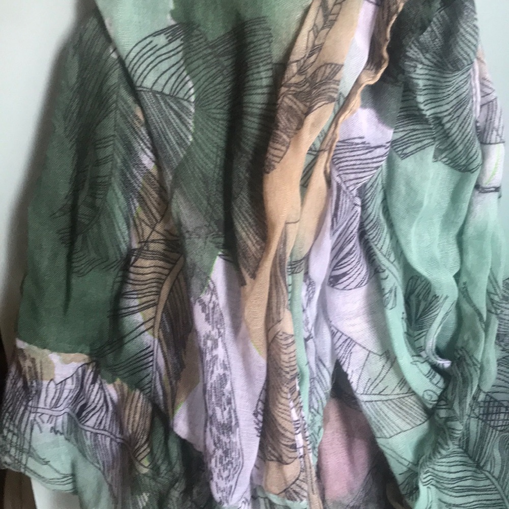 Scarf with feathers